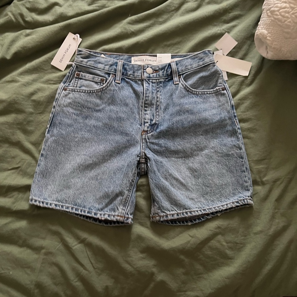 Aritzia brand new shorts size 25